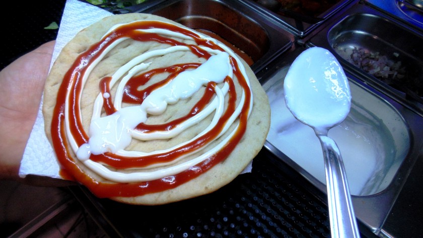  Tzatziki, farcitura preparata con yogurt, generalmente di pecora (o di capra), poi cetrioli (in forma di purea o finemente spezzettati), indi aglio, sale e olio d’oliva. o' taleban kebab a napoli (31)