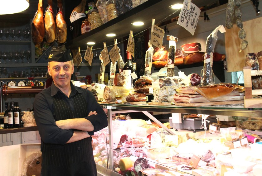 aldo lanzetta, maestro in gastronomia, alla guida del bancone dell'enoteca fiordigusto, volla, napoli