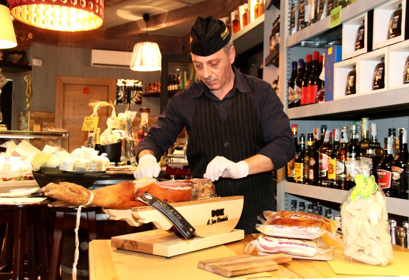 aldo lanzetta, maestro in gastronomia, mentre affeta un prosciutto all'enoteca fiordigusto, volla, napoli