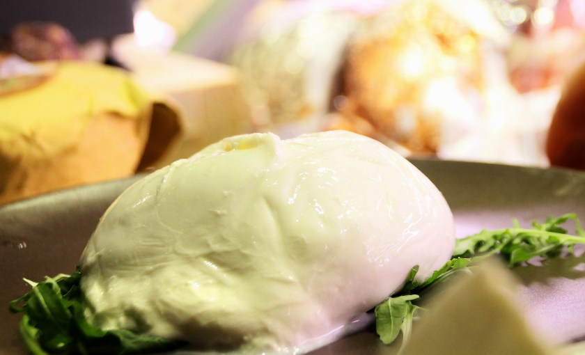 burrata pugliese di putignano, all'enoteca fiordigusto, volla, napoli