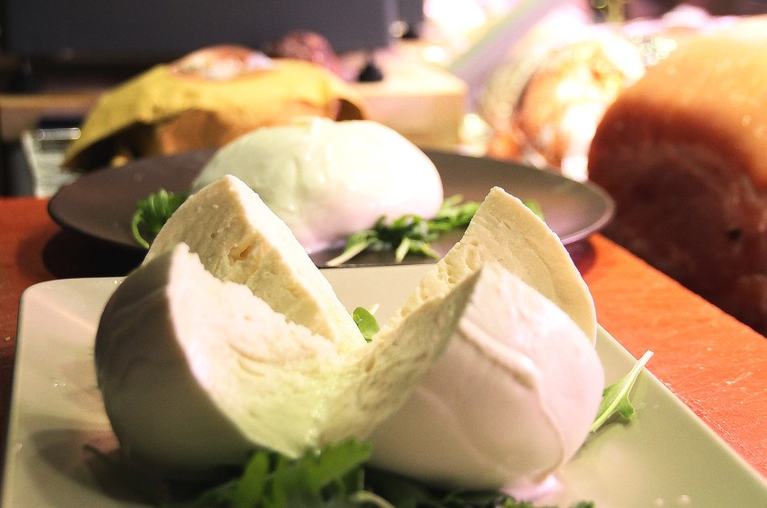 mozzarella di bufala campana - all'enoteca fiordigusto, volla, napoli