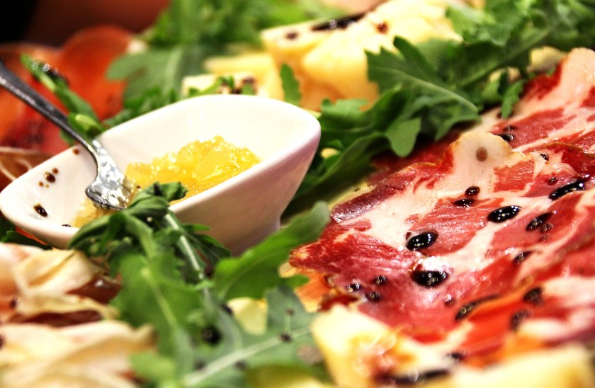 particolare tagliere d'elite con confettura e salumi all'enoteca fiordigusto, volla, napoli