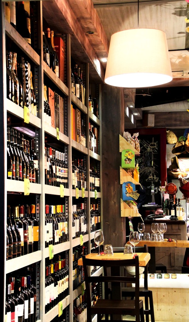 partiolare interno dell'enoteca fiordigusto a Volla, Napoli