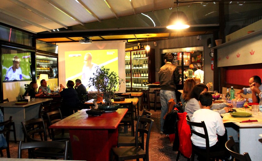 sala con proiettore e sky - mediaset all'enoteca fiordigusto, volla, napoli