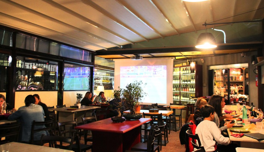 sala con proiettore e sky, mediaset all'enoteca fiordigusto, volla, napoli