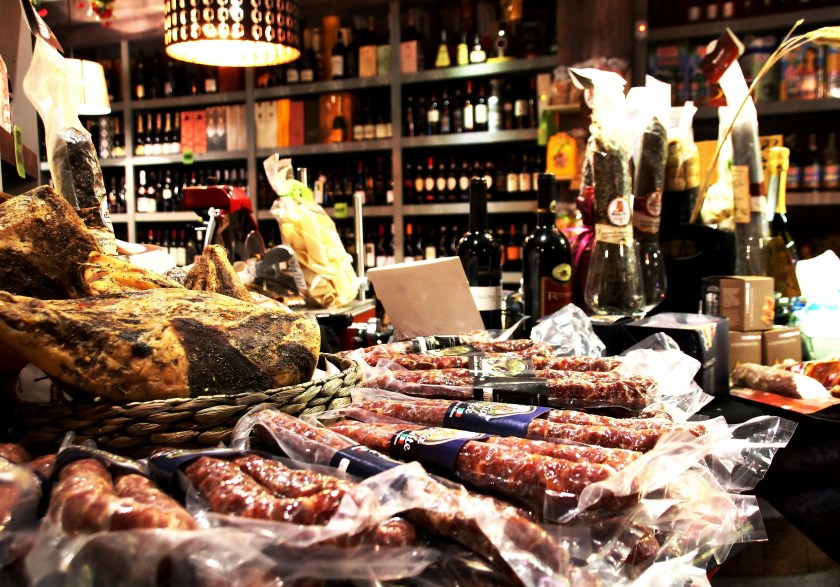 salumi pregiati in un particolare dell'enoteca fiordigusto, volla, napoli