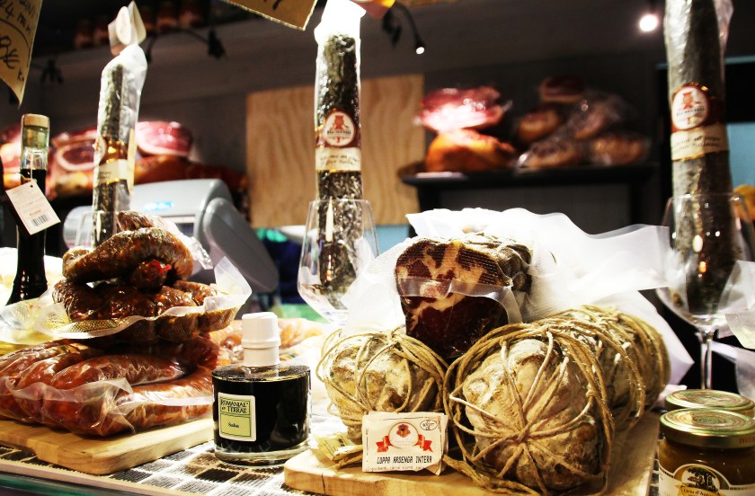sul bancone dell'entoeca fiordigusto, salumi pregiati.