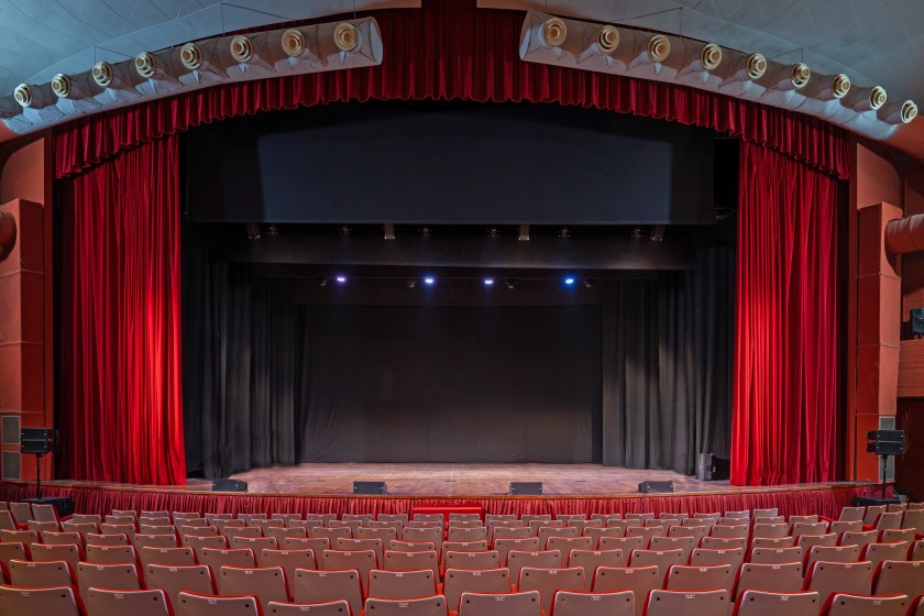 sala e palco del teatro lendi (1)